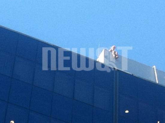 Την έπιασαν λίγο πριν βουτήξει στο κενό!... (ενημερωμένο)