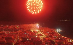 To εντυπωσιακό θέαμα με τα πυροτεχνήματα στο Αργοστόλι την ώρα της αλλαγής του χρόνου! (Video από Drone)