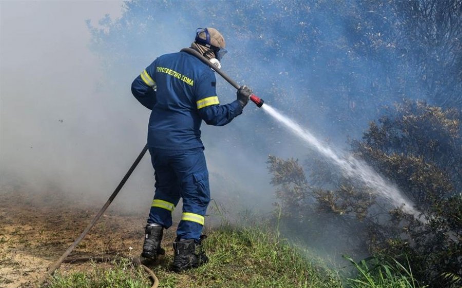 Φωτιά στην Παλιά Σκάλα – Άμεση η επέμβαση της Πυροσβεστικής