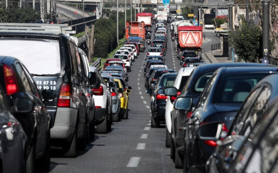 Πόσα άτομα επιτρέπονται τώρα στο αυτοκίνητο για μετακίνηση εντός και εκτός νομού