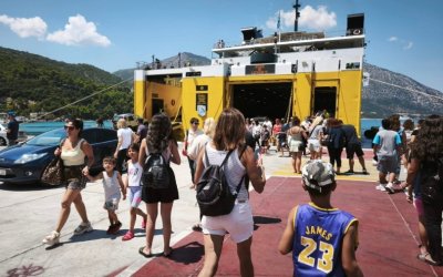 Το αδιαχώρητο από τους αδειούχους στο λιμάνι του Πόρου