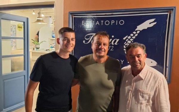 Ο κ. Αταμάν με τον Πολυχρόνη και τον γιο του Γιώργο Δενδρινό