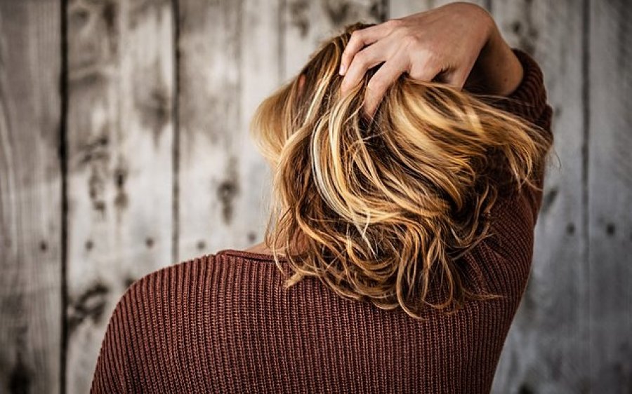 Έχεις σπαστά μαλλιά; Αυτές είναι οι καλύτερες συμβουλές για την περιποίηση τους