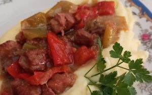 Φανταστικές μπουκίτσες χοιρινού με πιπεριές Φλωρίνης