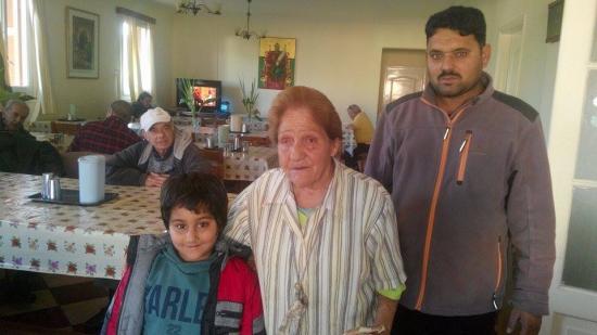 Οικογένειες απο το Πακιστάν προσέφεραν «γεύμα αγάπης» στους ηλικιωμένους του γηροκομείου Αργοστολίου! (εικόνες)