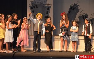 Παιδιά Θεατρικού Εργαστηρίου Δήμου Αργοστολίου: Καταχειροκροτήθηκαν οι μικροί ηθοποιοί στο "Ανέβα στη στέγη να φάμε το σύννεφο"! (εικόνες)