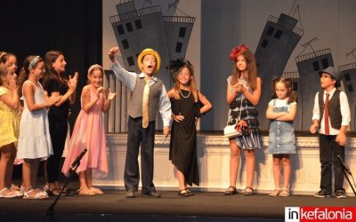 Παιδιά Θεατρικού Εργαστηρίου Δήμου Αργοστολίου: Καταχειροκροτήθηκαν οι μικροί ηθοποιοί στο "Ανέβα στη στέγη να φάμε το σύννεφο"! (εικόνες)