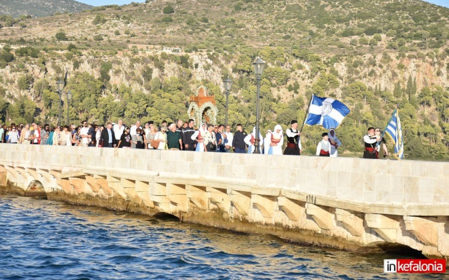 Με λαμπρότητα και μεγαλοπρέπεια η μετάβαση της εικόνας της Παναγίας Δραπανιώτισσας στο Αργοστόλι! (εικόνες/video)