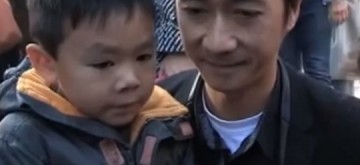 Video: "έχουν όπλα μπαμπά" - "εμείς έχουμε λουλούδια"