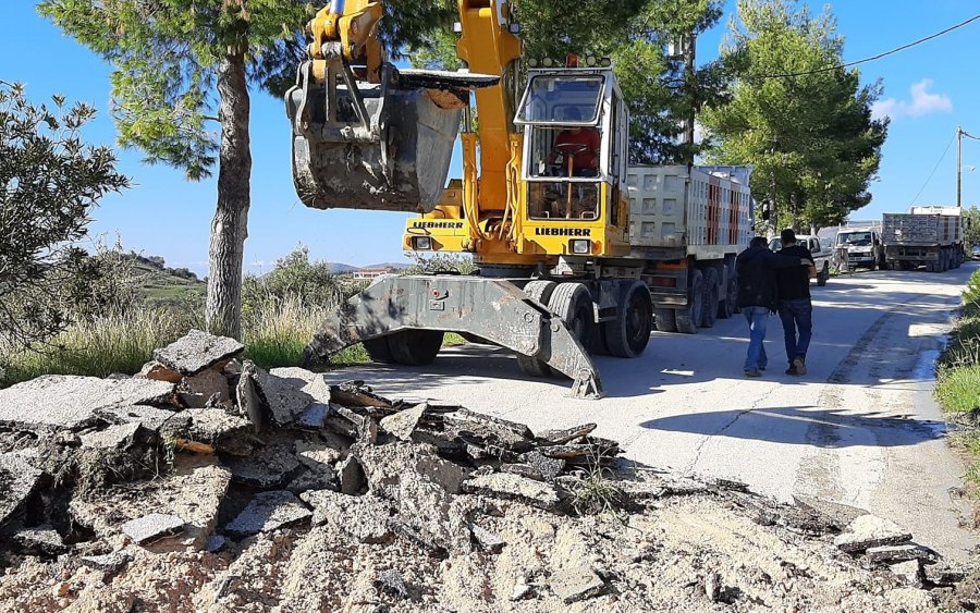 Ξεκίνησε η αποκατάσταση της οδοποιίας στη Δημοτική οδό προς την παραλία Ξι (εικόνες)