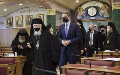 Ο Κυριάκος Μητσοτάκης στην Ιερά Σύνοδο - Οι πρώτες εικόνες