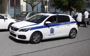 Κέρκυρα: Μια 22χρονη έσπασε δυο βιτρίνες καταστημάτων μέσα σε σχεδόν 8 ώρες και έκλεψε αντικείμενα