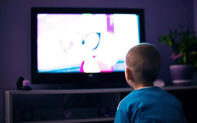 Εθισμοί: Επιρρεπή τα παιδιά που βλέπουν πολλή τηλεόραση – Πόσες ώρες τηλεθέασης αυξάνουν τον κίνδυνο