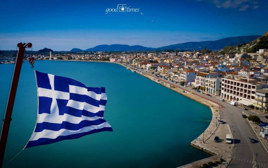 Ζάκυνθος: Υψώθηκε Ελληνική Σημαία 150 τ.μ σε 38 μέτρα ύψος πάνω από την πλατεία Διονυσίου Σολωμού (video)
