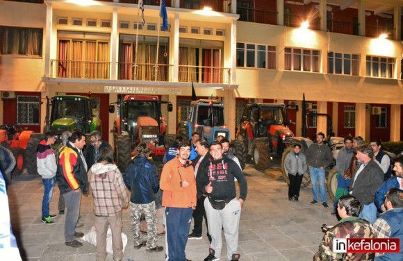 Αποφασισμένοι! «Επί ποδός πολέμου» οι αγρότες στην Κεφαλονιά προετοιμάζονται για την αυριανή κινητοποίηση (εικόνες)