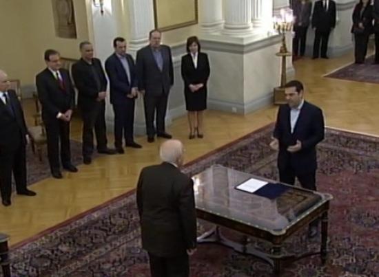 Ορκίστηκε πρωθυπουργός ο Αλέξης Τσίπρας- «Μας περιμένει ανηφορικός δρόμος» είπε στον Κάρολο Παπούλια