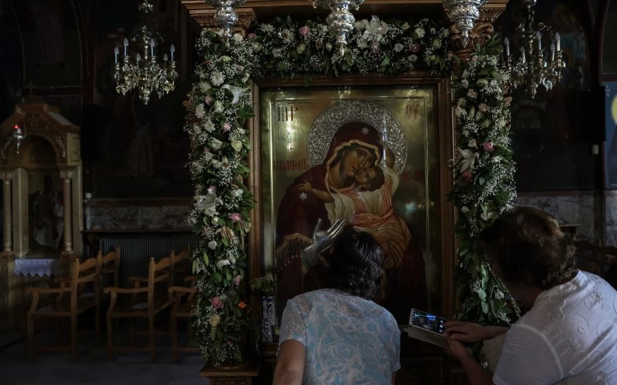 Κολλάει ο κορονοϊός με το φίλημα των εικόνων; Τι απαντά η Λινού