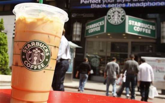 Διαμαρτυρίες έξω από τα Starbucks στη Μ. Βρετανία