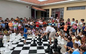 Το 2ο Δημοτικό Σχολείο Ληξουρίου απέκτησε επιδαπέδιο σκάκι εξωτερικού χώρου (εικόνες)