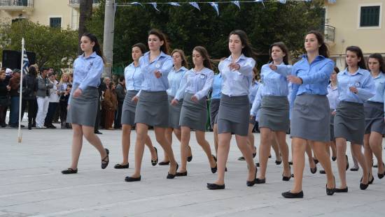 «Μπλόκο» στους πολιτικούς στην παρέλαση του Αργοστολίου (photos)