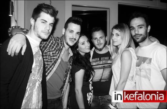 Σάββατο βράδυ στο Bee's Knees The Bar