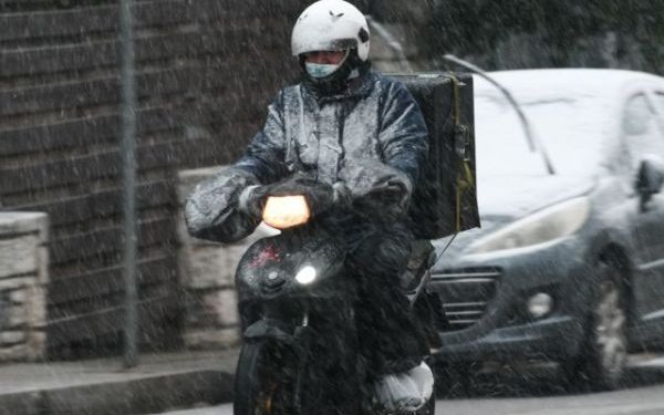 Εργαζόμενοι στα Τουριστικά Επαγγέλματα: Να απαγορευτεί η διανομή με μηχανάκι σε συνθήκες με πολύ χαμηλές θερμοκρασίες