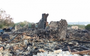 Έκρηξη ισοπέδωσε οινοποιείο στη Μεσαρά (εικόνες)