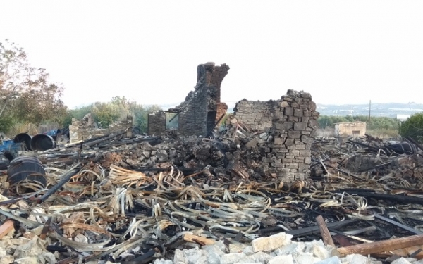 Έκρηξη ισοπέδωσε οινοποιείο στη Μεσαρά (εικόνες)