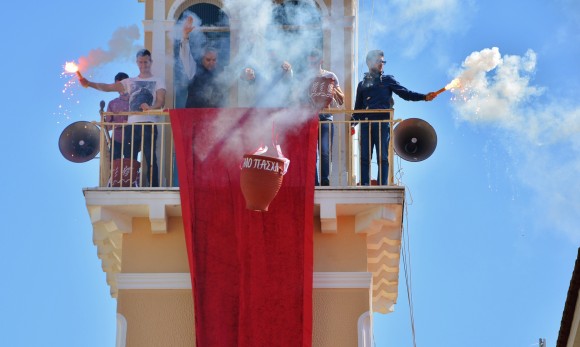 Τα.. έσπασαν και φέτος! Τηρήθηκε το έθιμο της Πρώτης Ανάστασης με… στάμνες και χορούς (εικόνες + video)