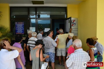 Αργοστόλι: Ουρές ταλαιπωρίας κάθε Δευτέρα στη ΔΕΗ (εικόνες + video)