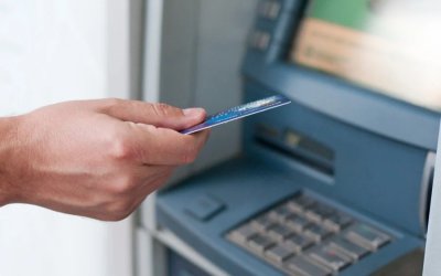 Έρχεται το τέλος στην ανάληψη μετρητών με κάρτα στα ΑΤΜ