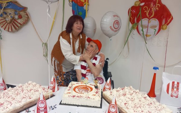 Στα ''ερυθρόλευκα'' το Δημοτικό Γηροκομείο Αργοστολίου για να γιορτάσει τα γενέθλια του Σπύρου του Ολυμπιακάρα!