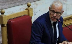 Ερώτηση βουλευτών &quot;Ελληνικής Λύσης&quot; για «Ανάδειξη ιστορικού βράχου αφιερωμένου στον κατασκευαστή της γέφυρας “de Bosset”, του Δήμου Αργοστολίου»