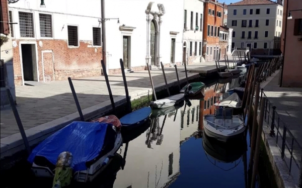 Καθαρά για πρώτη φορά τα νερά της Βενετίας- Επέστρεψαν και τα ψάρια