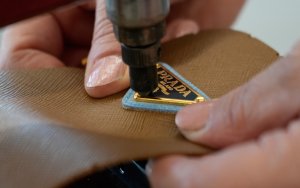 Σούπερ deal στη μόδα: Η Prada εξαγόρασε την Versace