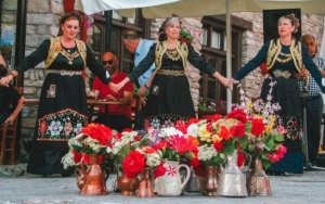 Νιόβη Καμπίτση για έθιμα Αη Γιάννη Λαμπαδάρη: Ο Κλήδονας, το άναμμα της φωτιάς, το αμίλητο νερό & τα αμύγδαλα που ''έδειχναν'' στις κοπέλες τον γαμπρό! (Inkefalonia 89,2)