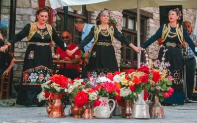 Νιόβη Καμπίτση για έθιμα Αη Γιάννη Λαμπαδάρη: Ο Κλήδονας, το άναμμα της φωτιάς, το αμίλητο νερό & τα αμύγδαλα που ''έδειχναν'' στις κοπέλες τον γαμπρό! (Inkefalonia 89,2)