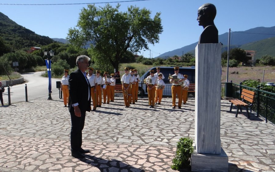 Γριζάτα Σάμης: Επιμνημόσυνη δέηση και κατάθεση στεφάνων στο μνημείο του Ηλία Ζερβού Ιακωβάτου (εικόνες)