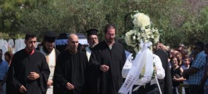 Σπαραγμός στην κηδεία της 5χρονης και του 44χρονου πατέρα της -Σκοτώθηκαν στο ναυτικό δυστύχημα της Αίγινας