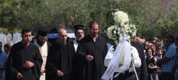 Σπαραγμός στην κηδεία της 5χρονης και του 44χρονου πατέρα της -Σκοτώθηκαν στο ναυτικό δυστύχημα της Αίγινας