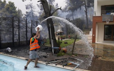 Φωτιά Αττική: Κάηκαν σπίτια τους Θρακομακεδόνες – Νέο μήνυμα από 112 για εκκένωση περιοχών