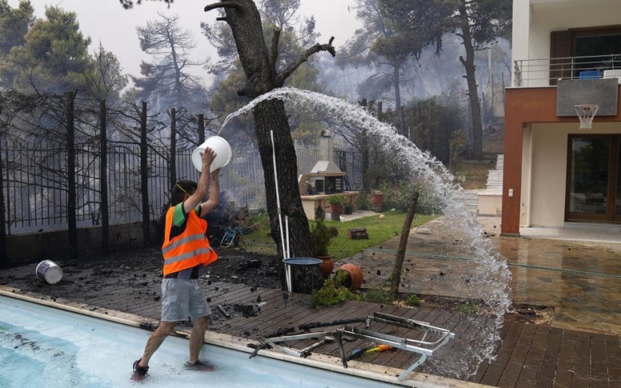 Φωτιά Αττική: Κάηκαν σπίτια τους Θρακομακεδόνες – Νέο μήνυμα από 112 για εκκένωση περιοχών